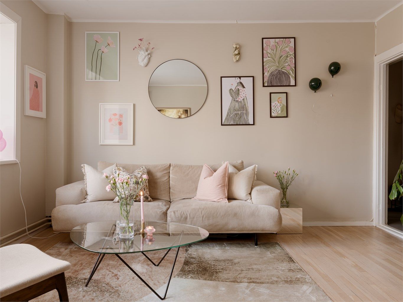 Stuen er malt i en vakker fargetone og i kombinasjon med vakre, originale tregulv danner det de perfekte rammene for innredning! 