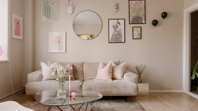 Stuen er malt i en vakker fargetone og i kombinasjon med vakre, originale tregulv danner det de perfekte rammene for innredning!