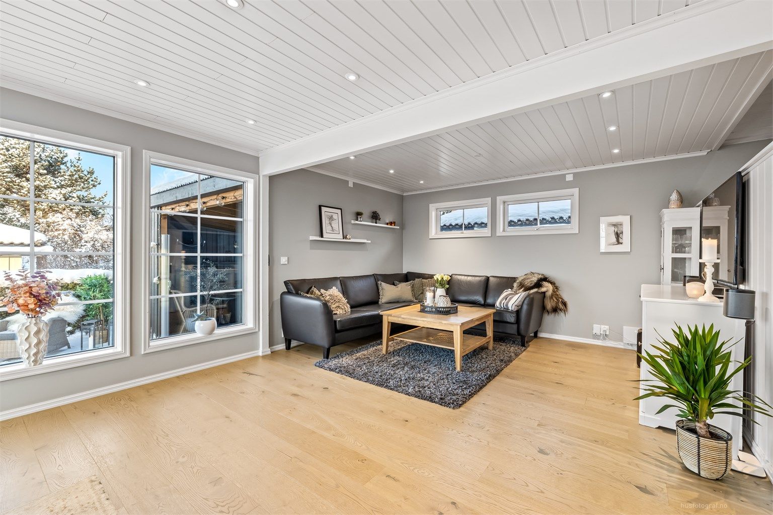 Stue med sofaområde og spiseplass