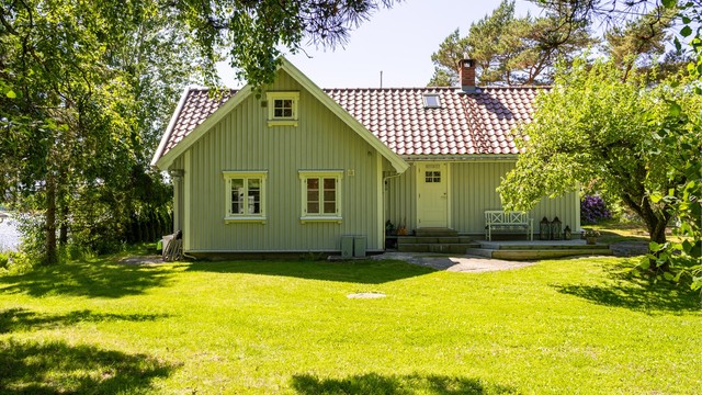 Plattingen foran inngangspartiet har sommerstid sol første del av dagen og er på vindfylte dager et lunere alternativ til den store og åpne på motsatt side.