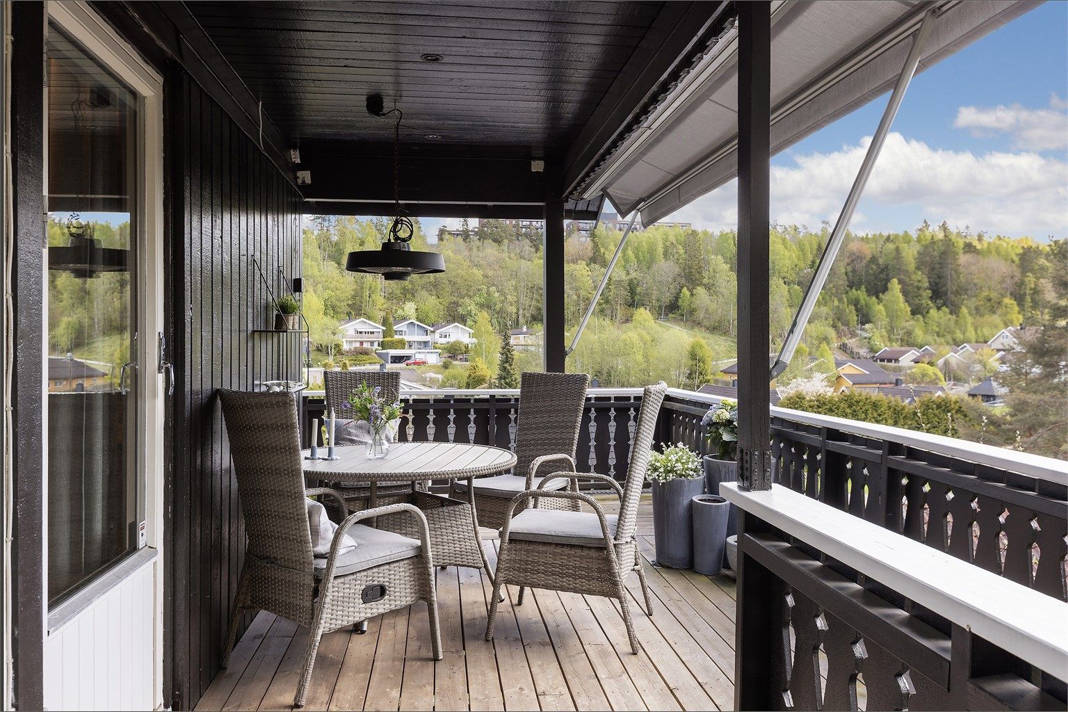 Den øvre verandaen på 36 kvadratmeter er delvis overbygget og har downlights i taket.