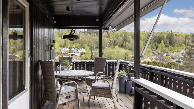 Den øvre verandaen på 36 kvadratmeter er delvis overbygget og har downlights i taket.
