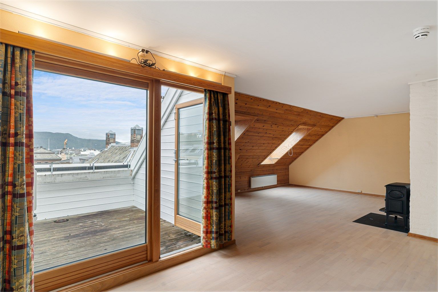 Fra stuen har man tilgang til en vestvendt inntrukket balkong på 7 kvm.