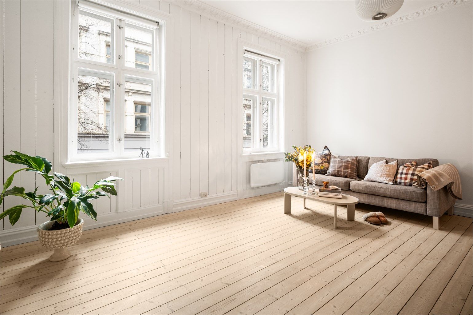  Den gode takhøyden kombinert med store vindusflater sørger for en lys og luftig atmosfære. 