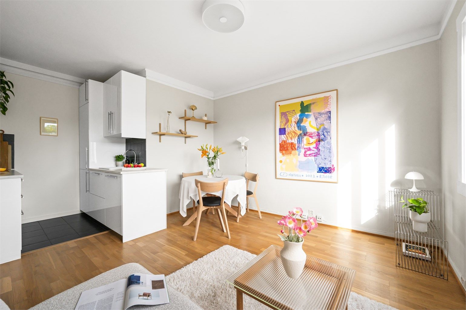 Romslig stue med plass til både spisebord, sofa og annet ønsket møblement.