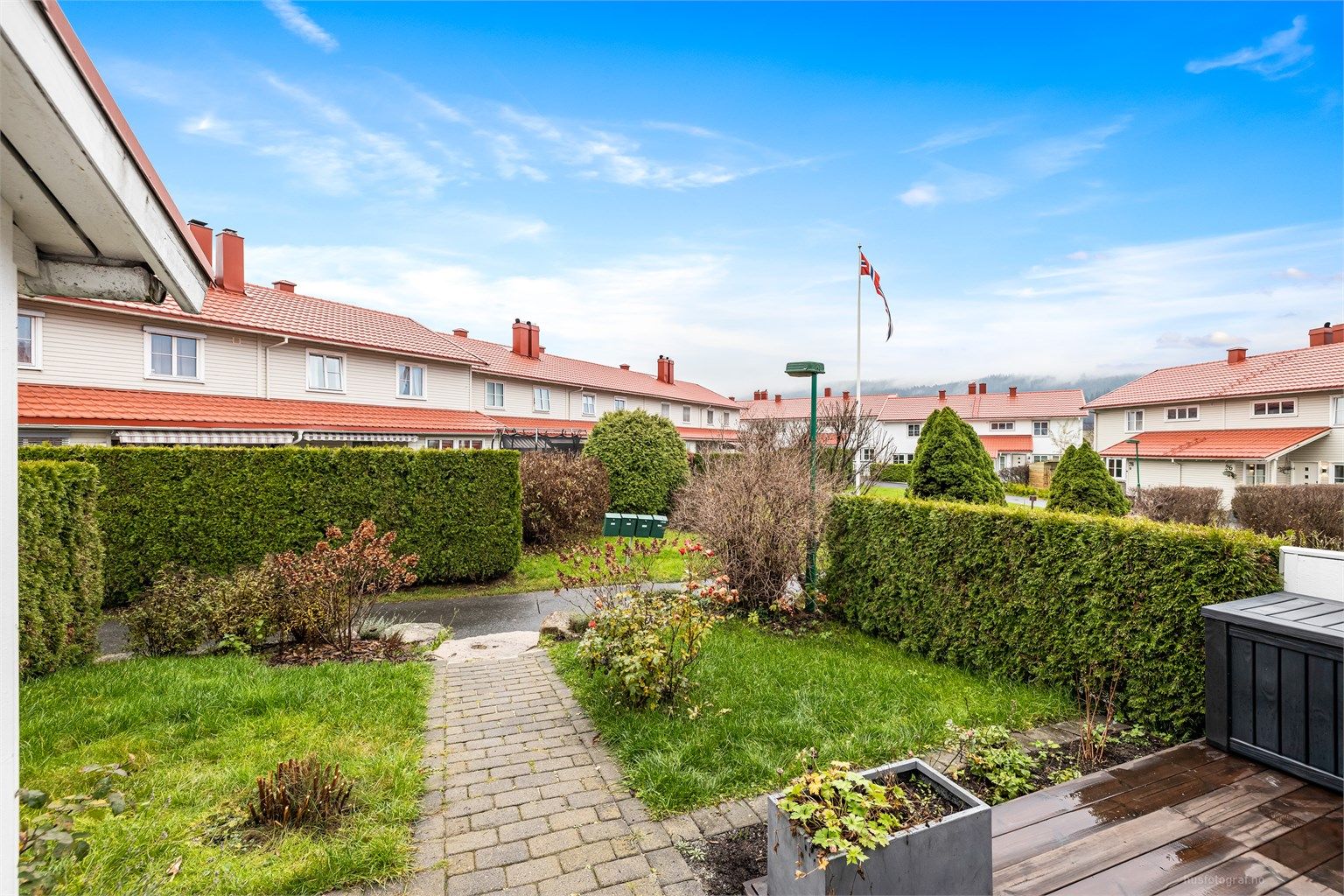 På baksiden er det sol fra ca. kl. 15.00 til 19.00 (midtsommerstid) iflg. selger.