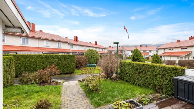 På baksiden er det sol fra ca. kl. 15.00 til 19.00 (midtsommerstid) iflg. selger.