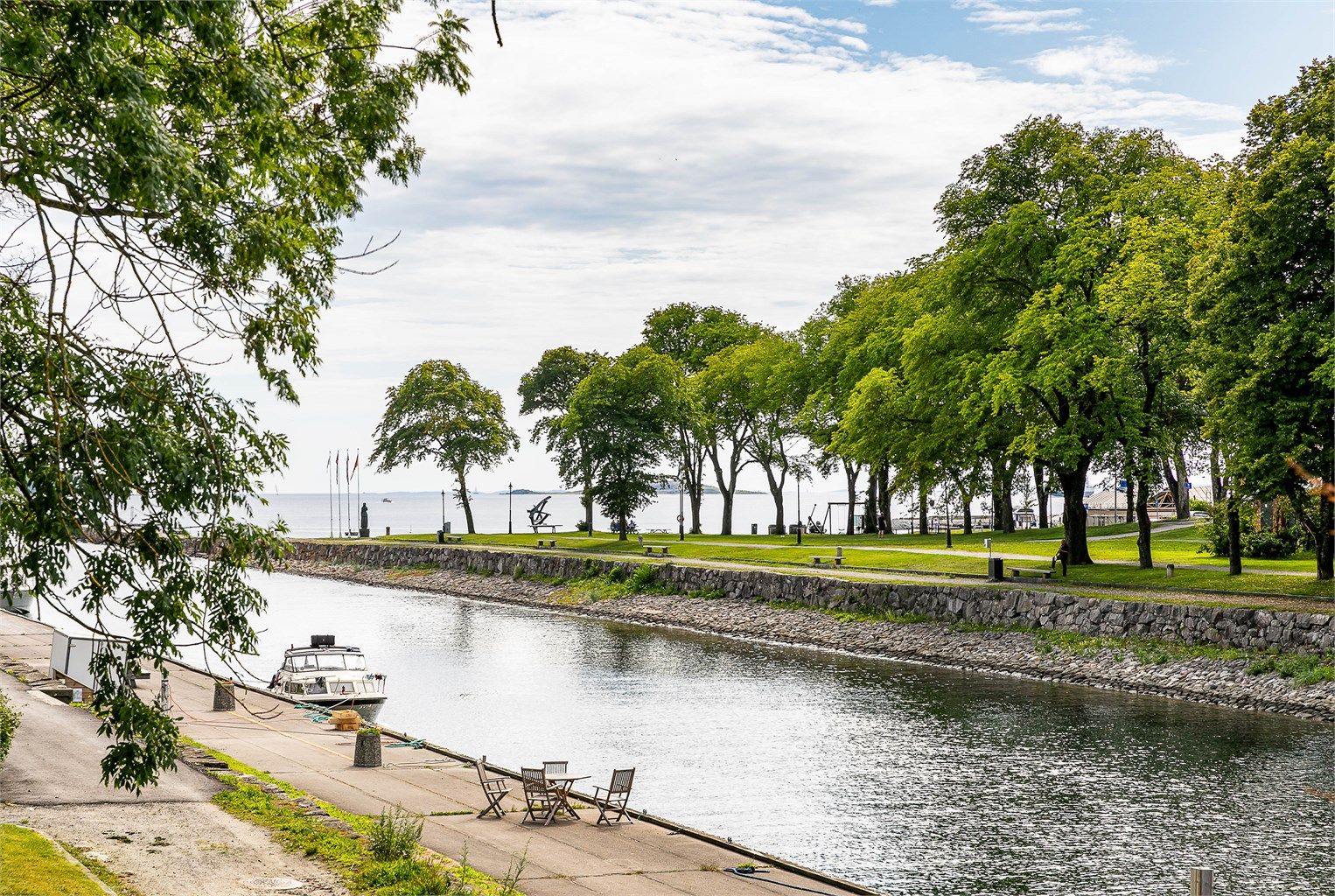 Kanalen har idyllisk parkområde med turstier og sittebenker. Både her og i kvartalene omkring finnes gode spisesteder, til dels med store uteområder langs kaikanten.
