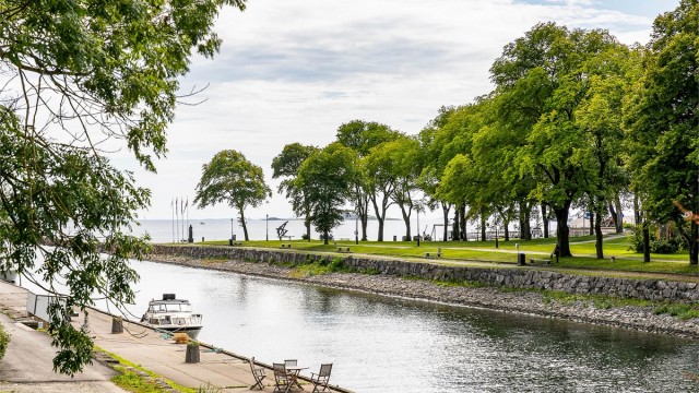 Kanalen har idyllisk parkområde med turstier og sittebenker. Både her og i kvartalene omkring finnes gode spisesteder, til dels med store uteområder langs kaikanten.