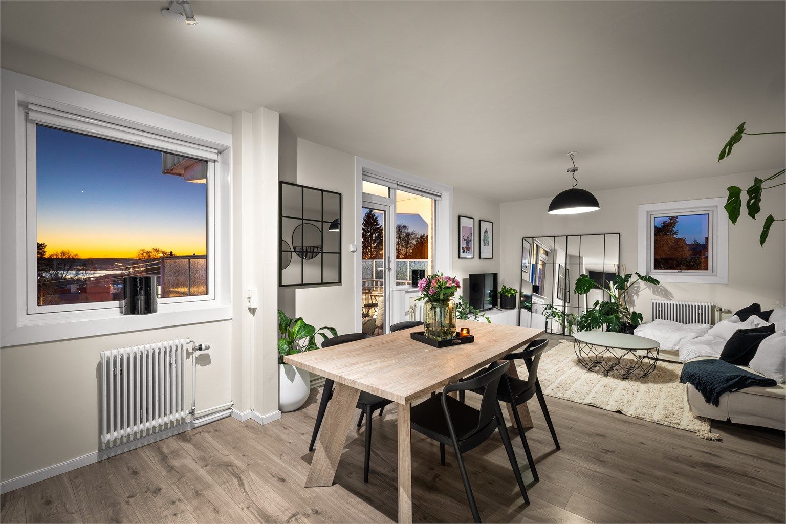 Velkommen til Radarveien 82 - En solrik og meget pen 2-roms hjørneleilighet med flott fjordutsikt