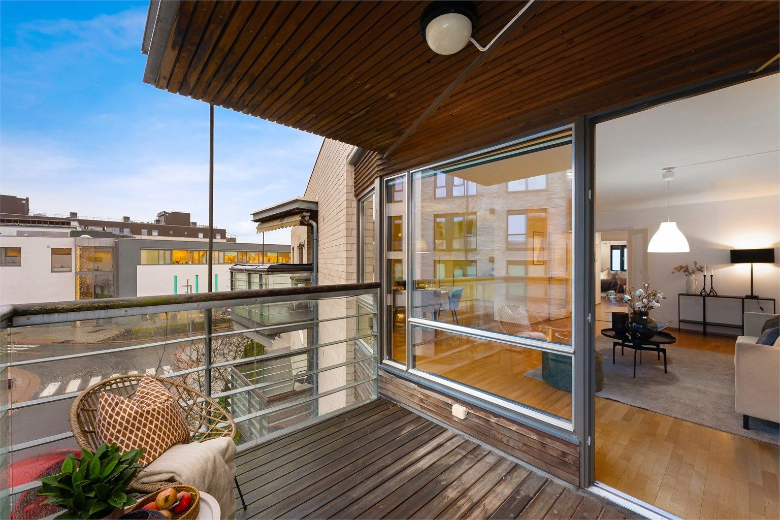 Leiligheten er perfekt for deg som ønsker en lys, gjennomgående og romslig planløsning med heisadkomst som tar deg både til leilighetsetasjen og garasjeplassen