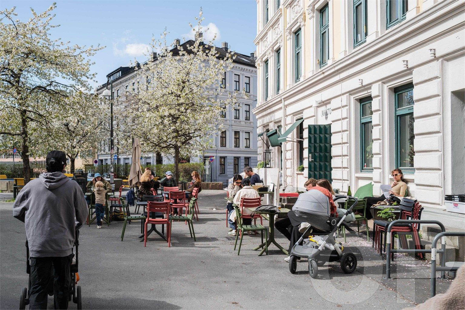 Området byr på et pulserende byliv med kafeer og restauranter, med Grünerløkka like i nærheten.