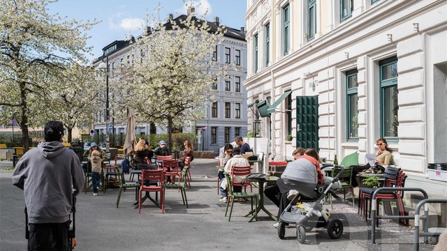 Området byr på et pulserende byliv med kafeer og restauranter, med Grünerløkka like i nærheten.