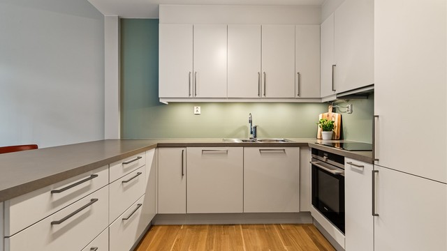 Kjøkkenet er utstyrt med oppvaskkum, komfyrvakt og ventilator med avtrekk.