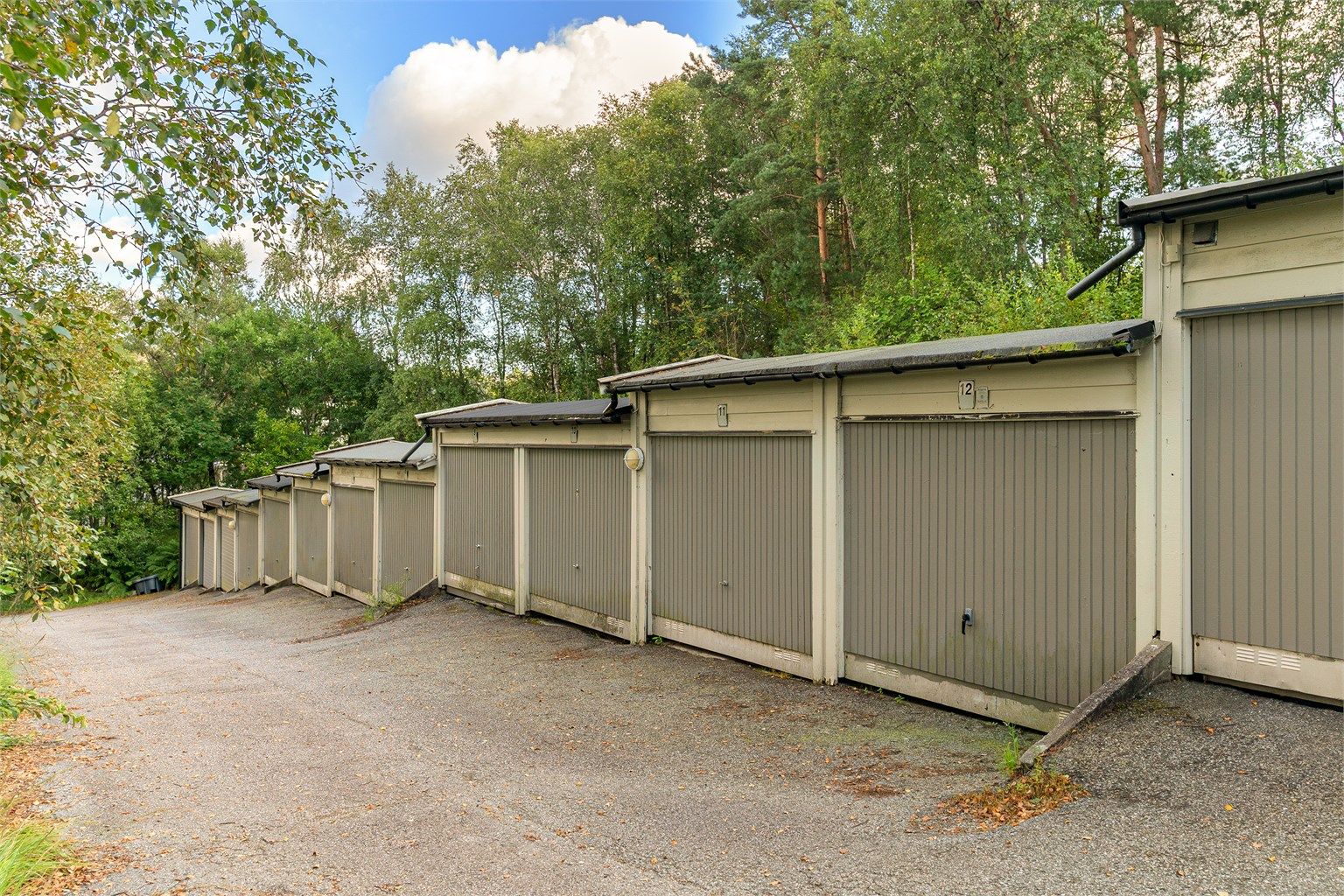 - Tilhørende garasje i rekke -