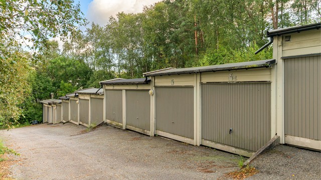 - Tilhørende garasje i rekke -