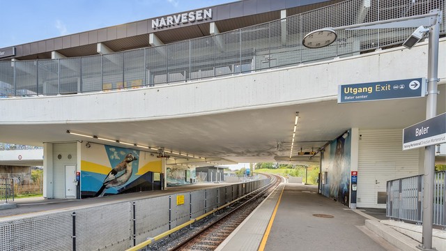 Bøler t-bane finner du rett nede i veien.