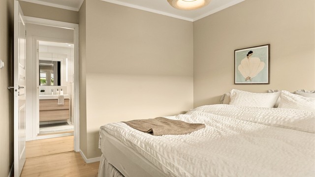 - I mellomgangen inn til soverommet har man en stor "walk-in" garderobe som frigjør mye gulvplass på soverommet -