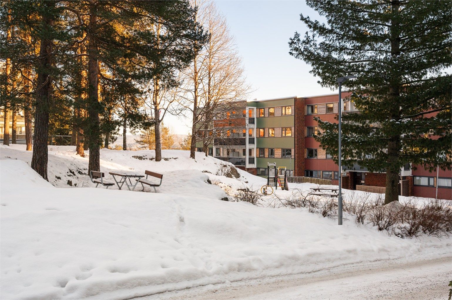 Eiendommen ligger i et rolig og etablert boligområde med store, åpne grøntområder.
