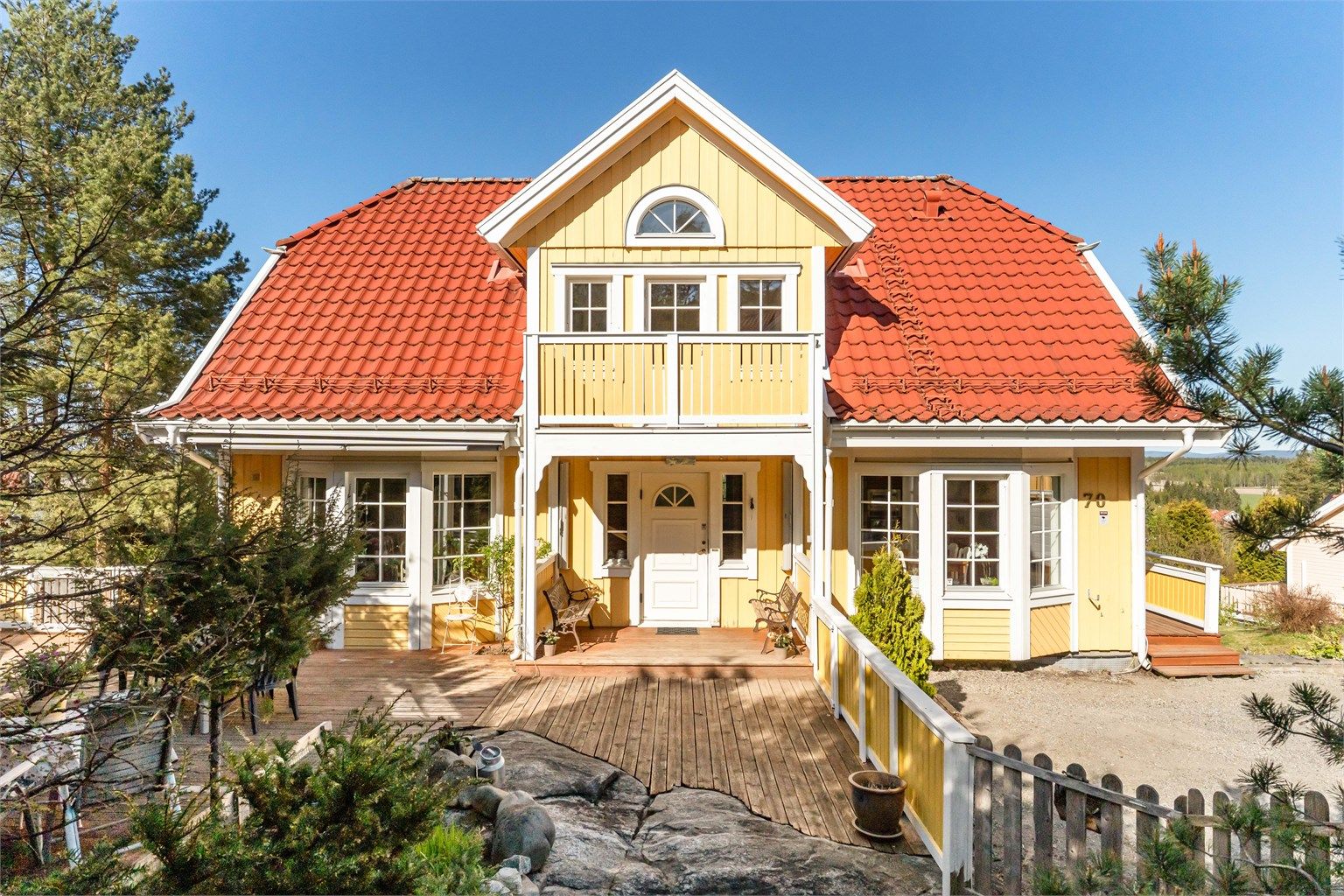Eiendommen har flere verandaer og en stor terrasse på ca. 40 m², i et etablert og familievennlig nabolag.
Foto: Anders Botnmark