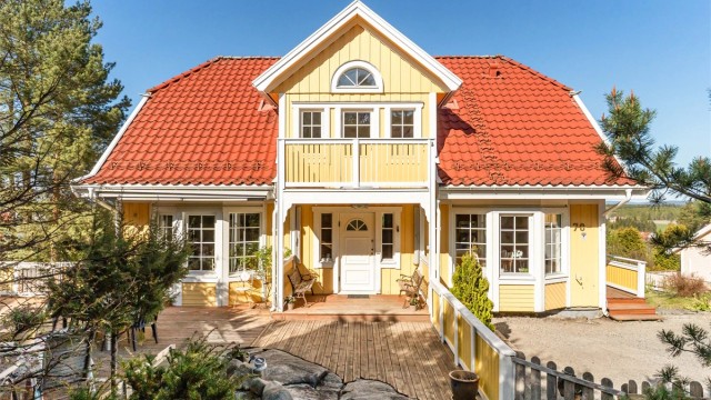 Eiendommen har flere verandaer og en stor terrasse på ca. 40 m², i et etablert og familievennlig nabolag.
Foto: Anders Botnmark