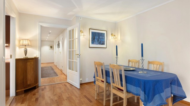 I tilknytning til kjøkkenet er det plass til stort spisebord
