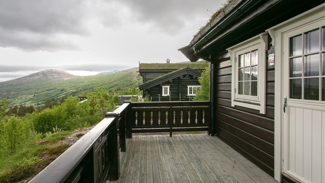 Balkong på ca. 5 m² med utgang fra loftstuen.