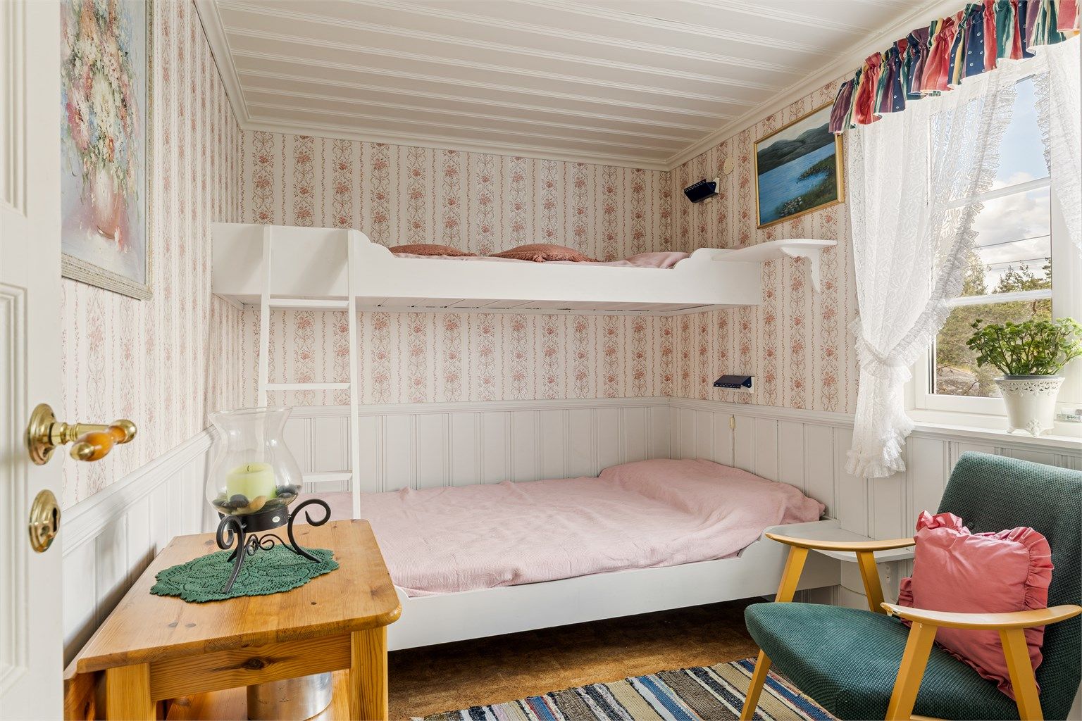 Det er fire soverom + en loftstue med til sammen 10-11 sengeplasser, så her er det god plass til gjester.