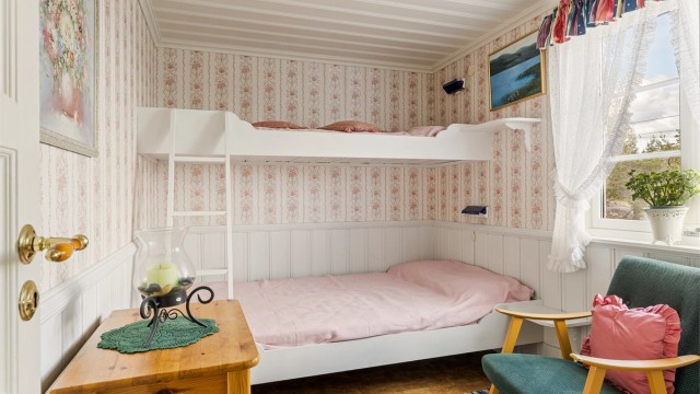 Det er fire soverom + en loftstue med til sammen 10-11 sengeplasser, så her er det god plass til gjester.