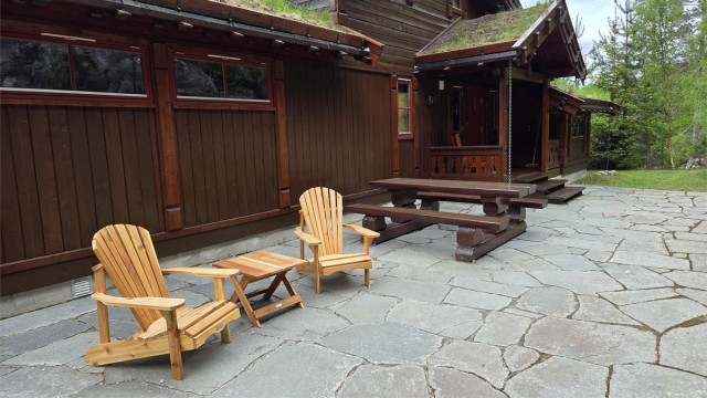 Den store, skiferbelagte uteplassen ligger usjenert til og gir rikelig med plass for utemøbler og samvær. Beliggenheten inntil skogen sikrer en privat og rolig ramme rundt hyttelivet.
