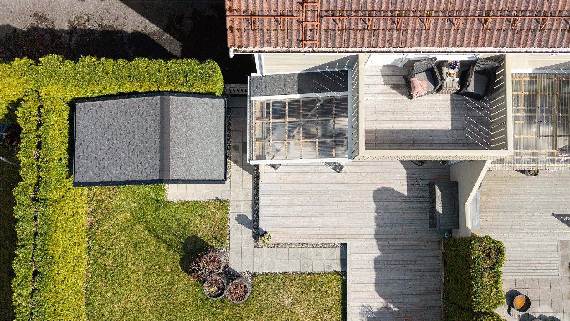 Her ser man tydelig den private hagen, den store terrassen og balkongen i andre etasje.