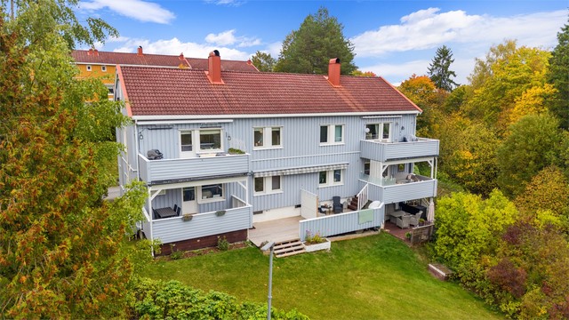 Firemannsboligen ligger fint til i et grønt og barnevennlig bomiljø.