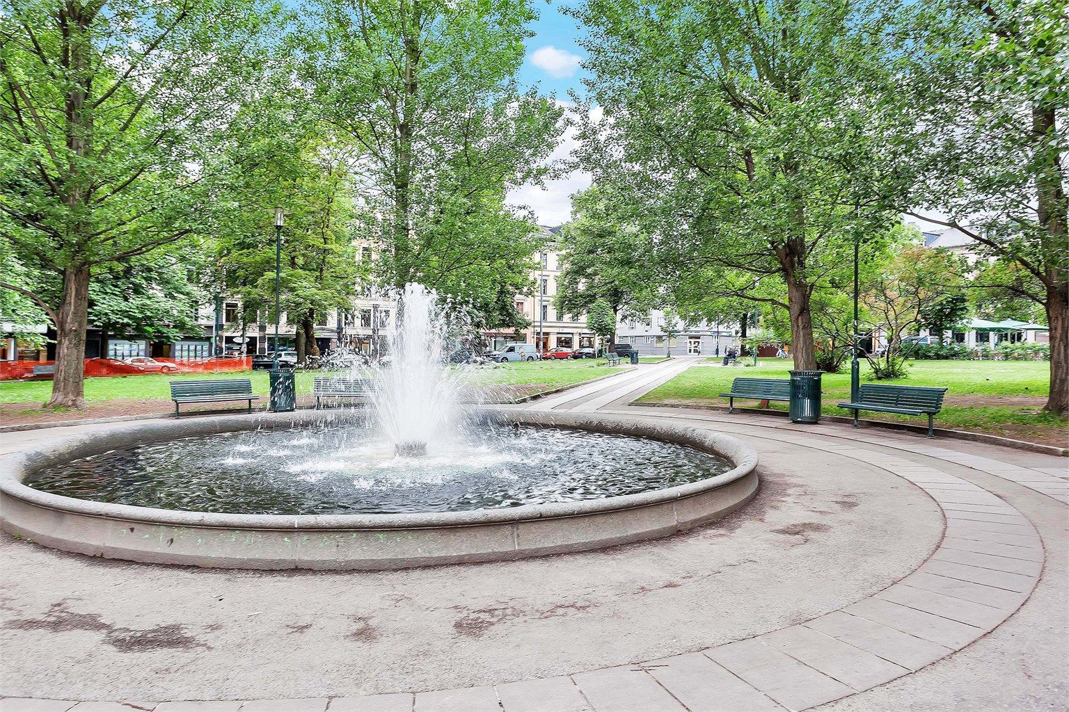 Olaf Ryes plass - Her bor du midt i det pulserende livet på "Løkka", omgitt av kaféer, barer, restauranter og butikker