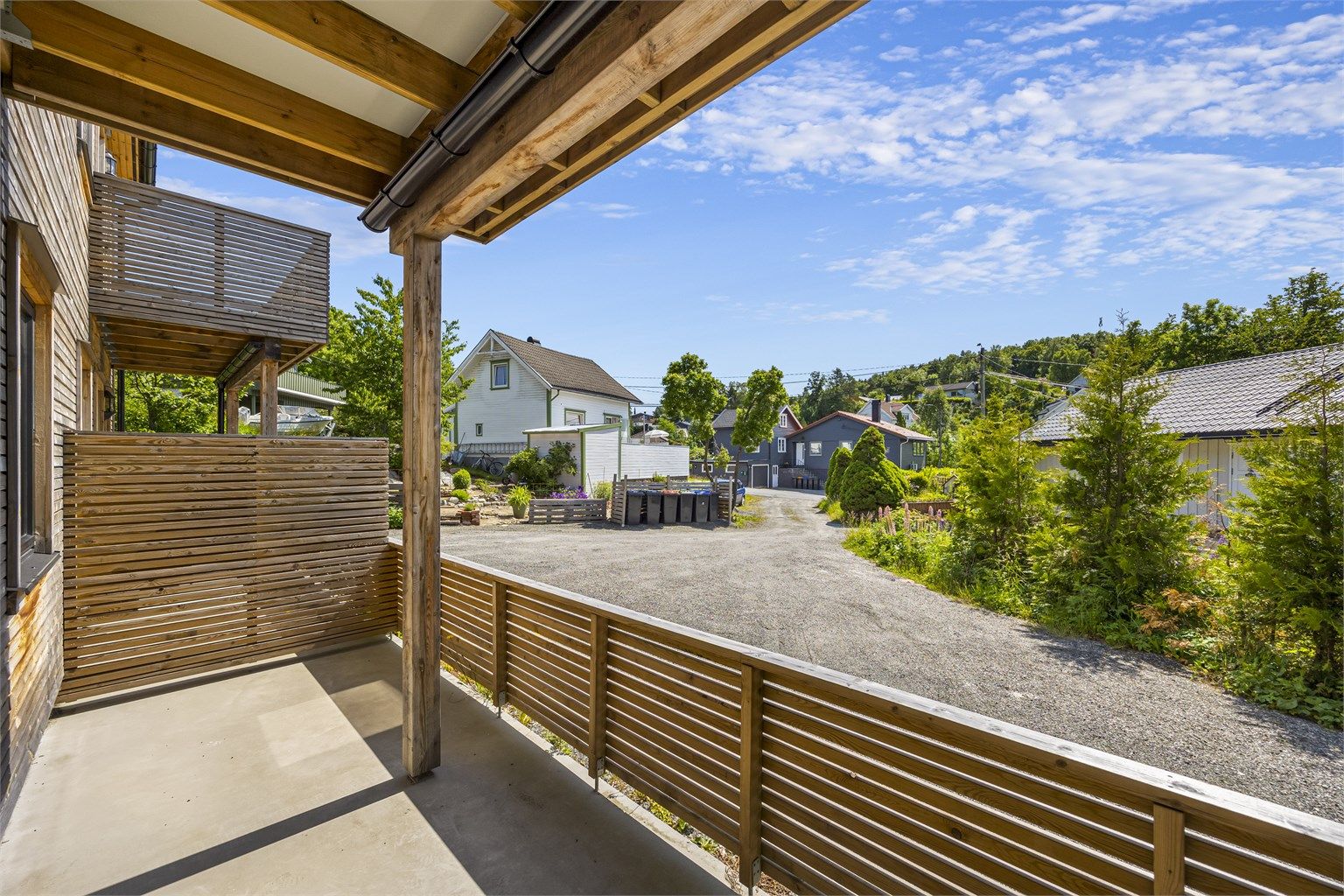 Eiendommen har en fin beliggenhet med gode solforhold.