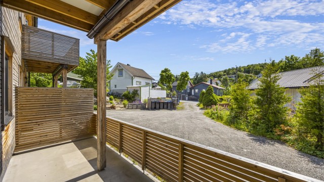 Eiendommen har en fin beliggenhet med gode solforhold.