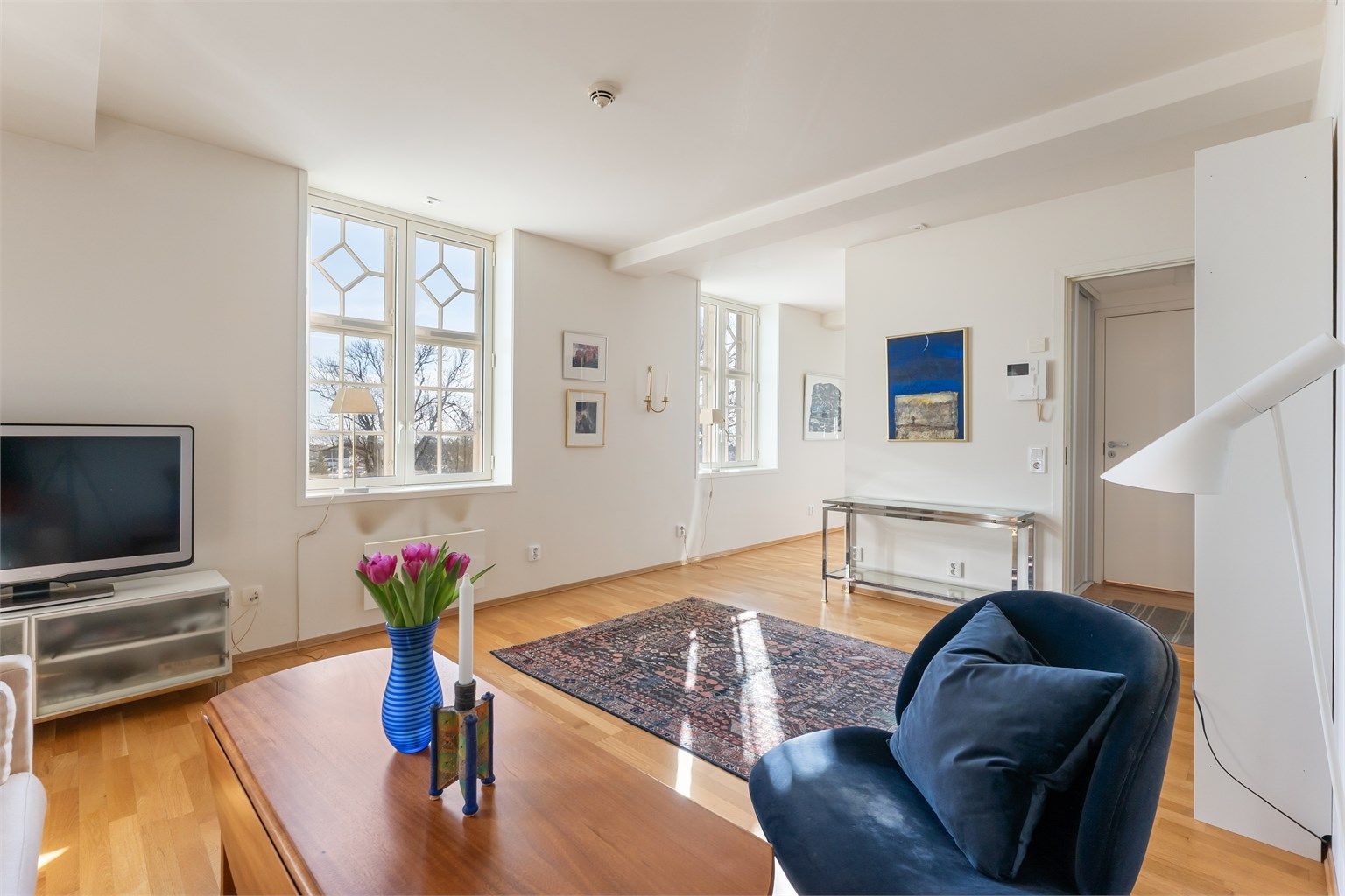 Store, klassiske vinduer fra 2013 slipper inn rikelig med dagslys.