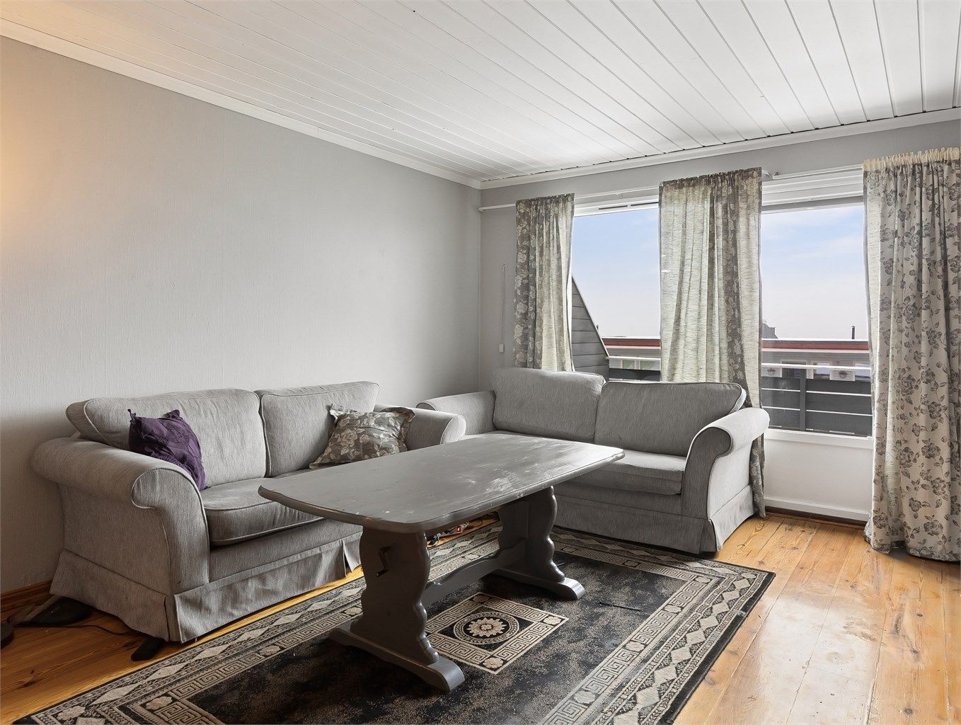 I boligens øverste etasje finner du stue, kjøkken og soverom