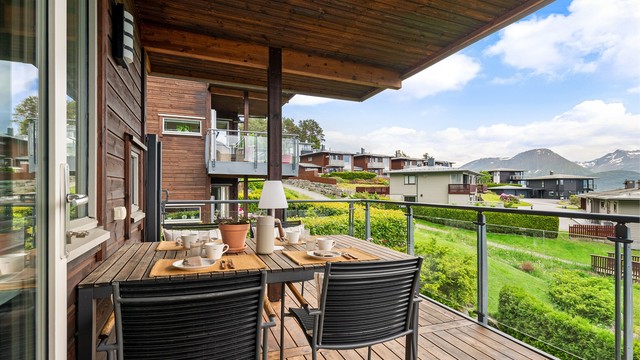 Gulvet er belagt med terrassebord, og det overbygde arealet gir ly for vær og vind.