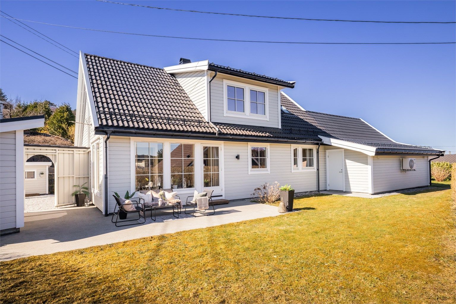 Her bor du i et barnevennlig og etablert nabolag med lite trafikk, kort vei til sjøen, og kun 15 minutters kjøring til Bergen sentrum.