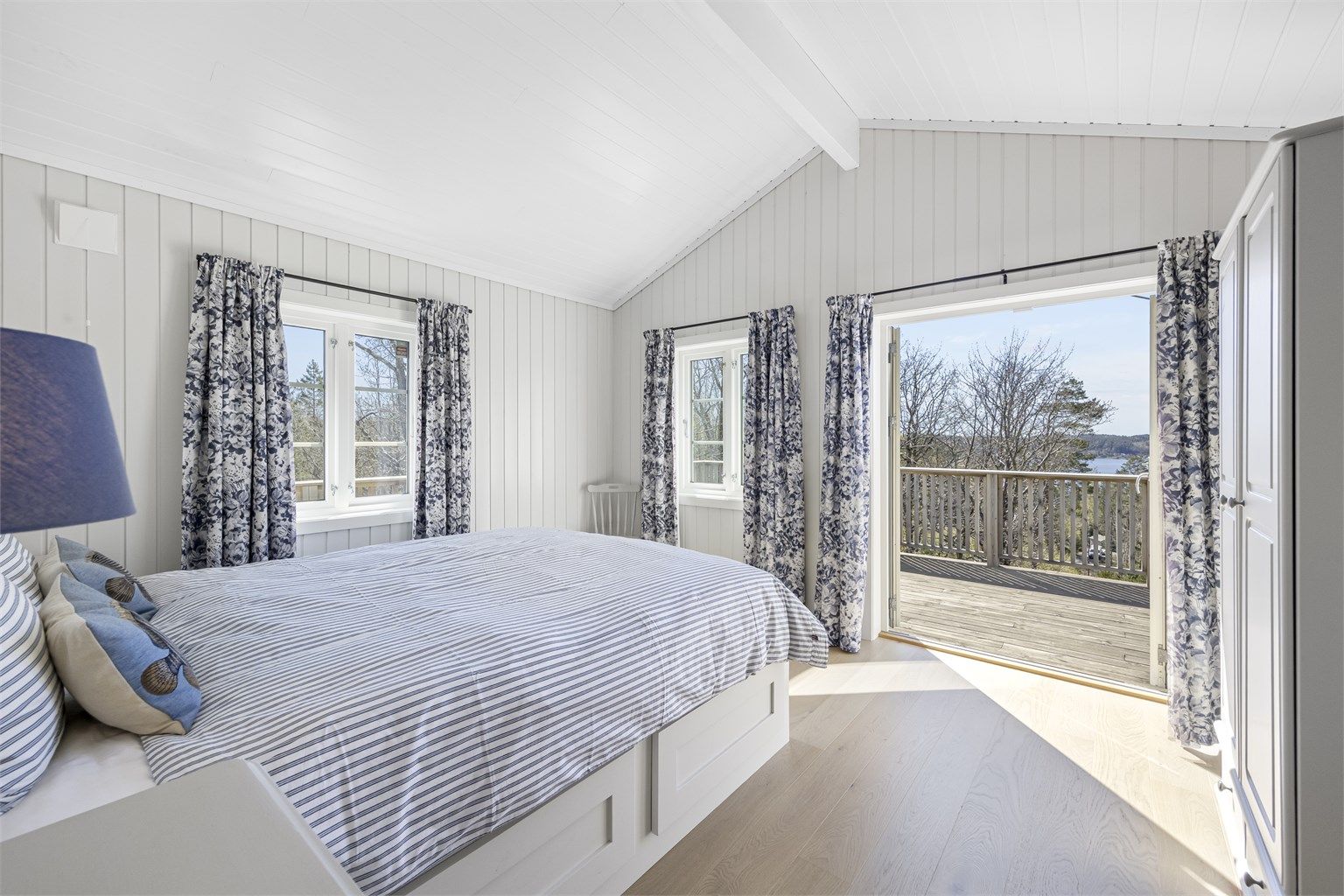 Hovedsoverommet i tilbygget fra 2021 har direkte utgang til terrassen og en flott utsikt å våkne til.