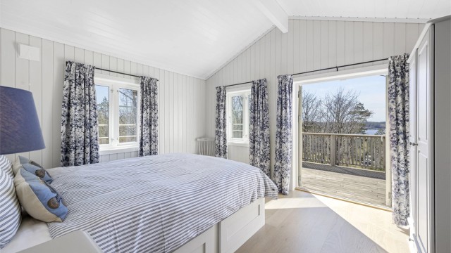 Hovedsoverommet i tilbygget fra 2021 har direkte utgang til terrassen og en flott utsikt å våkne til.