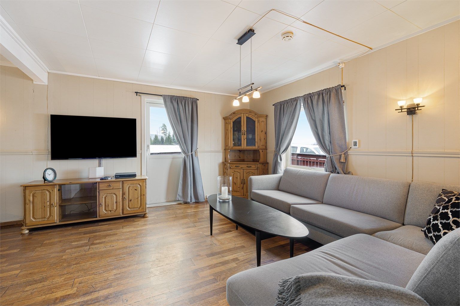 Stuen er et sosialt samlingspunkt med direkte utgang til den store terrassen.