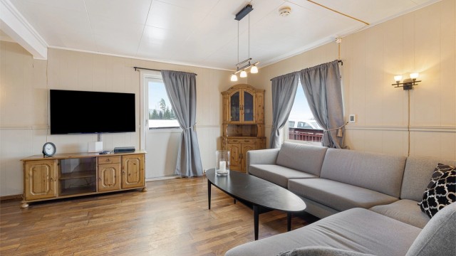 Stuen er et sosialt samlingspunkt med direkte utgang til den store terrassen.