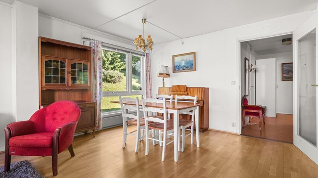 En naturlig spiseplass i tilknytning til stuen – med spennende muligheter for å skape et moderne og sosialt samlingspunkt.