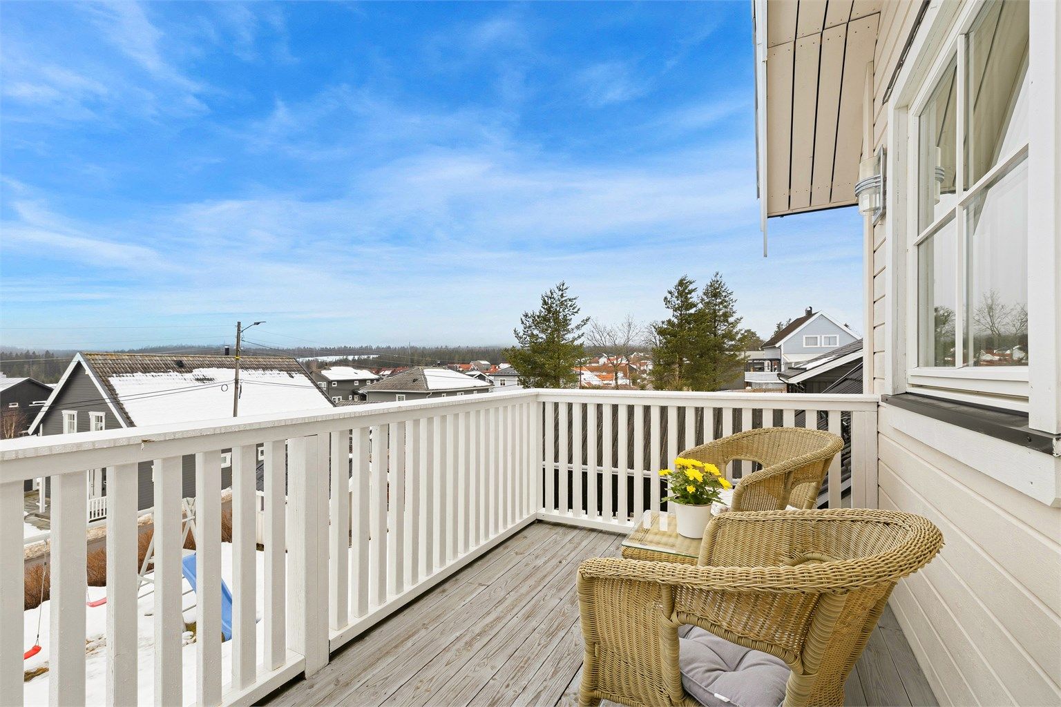 Balkongen er den mest solrike plassen på eiendommen og her kan solen nytes til kvelds på varme sommerdager