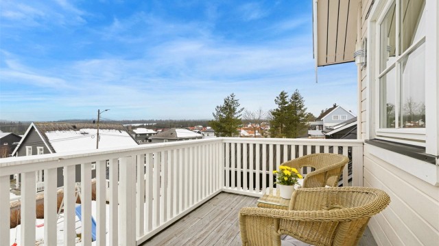 Balkongen er den mest solrike plassen på eiendommen og her kan solen nytes til kvelds på varme sommerdager
