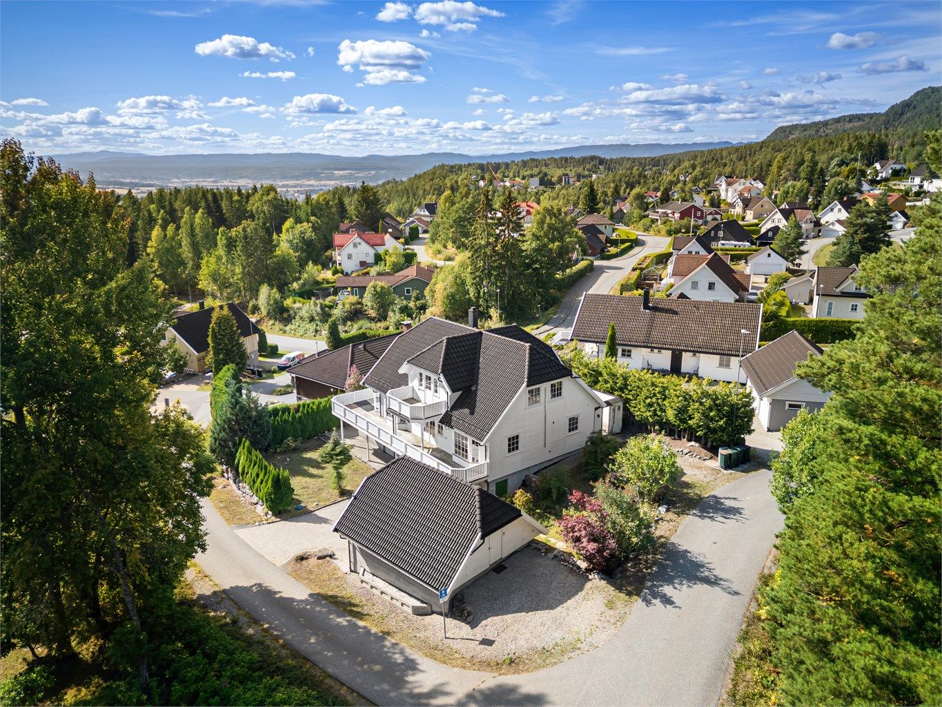 Innholdsrik og romslig familiebolig med en rolig, barnevennlig beliggenhet i høyden. 
Foto: Ole Thoresen
