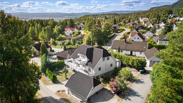 Innholdsrik og romslig familiebolig med en rolig, barnevennlig beliggenhet i høyden.
Foto: Ole Thoresen