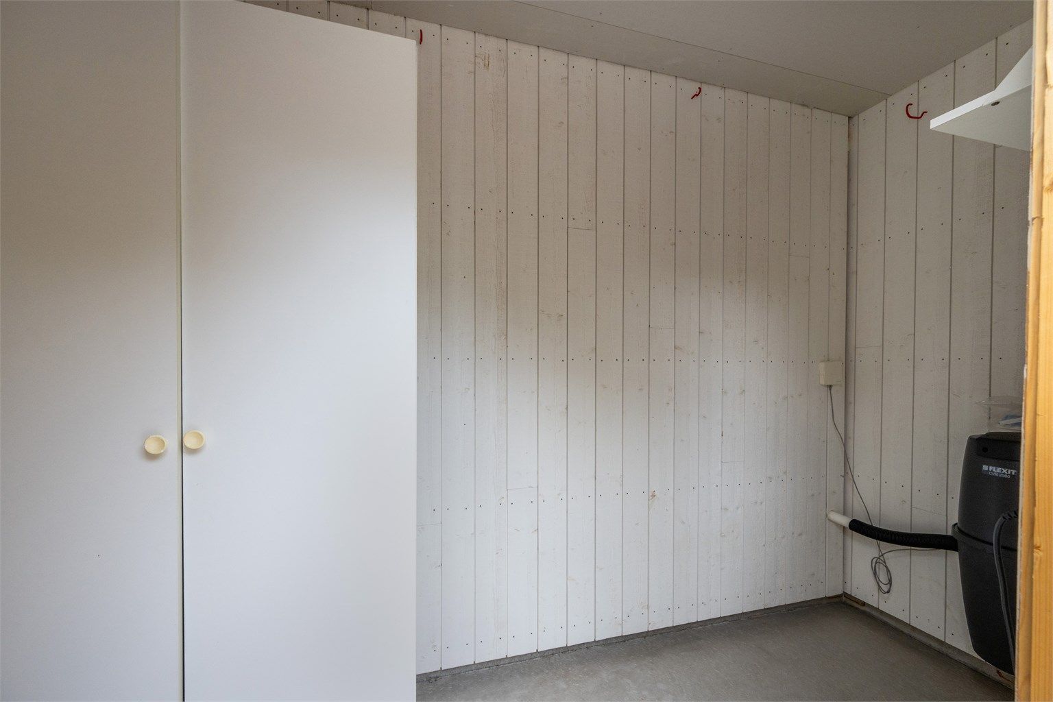 Innvendig bod med plass til oppbevaring og tekniske installasjoner.