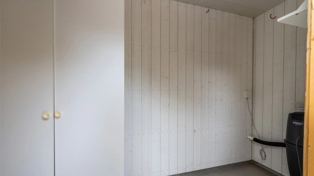 Innvendig bod med plass til oppbevaring og tekniske installasjoner.
